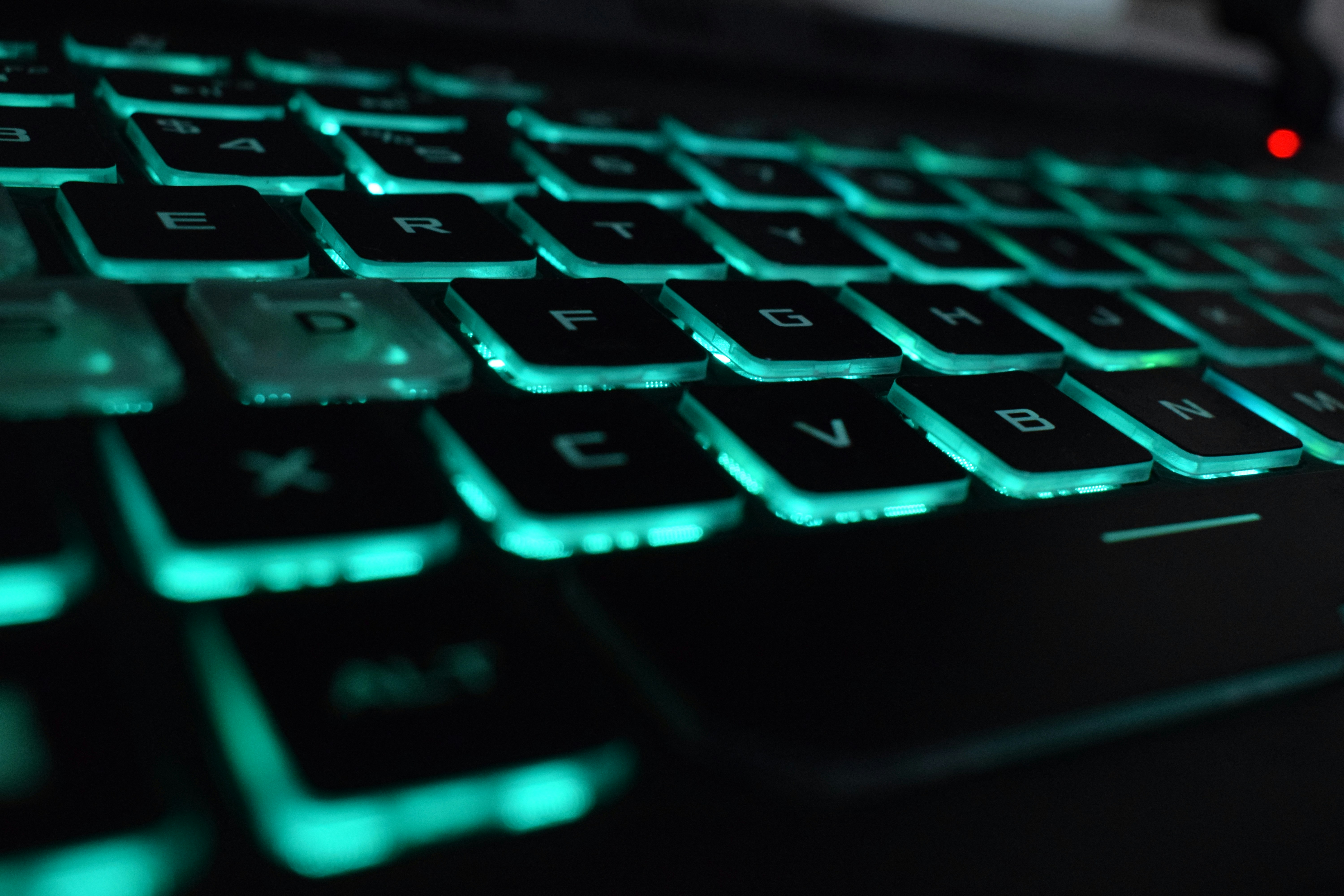 Nahaufnahme einer beleuchteten Tastatur